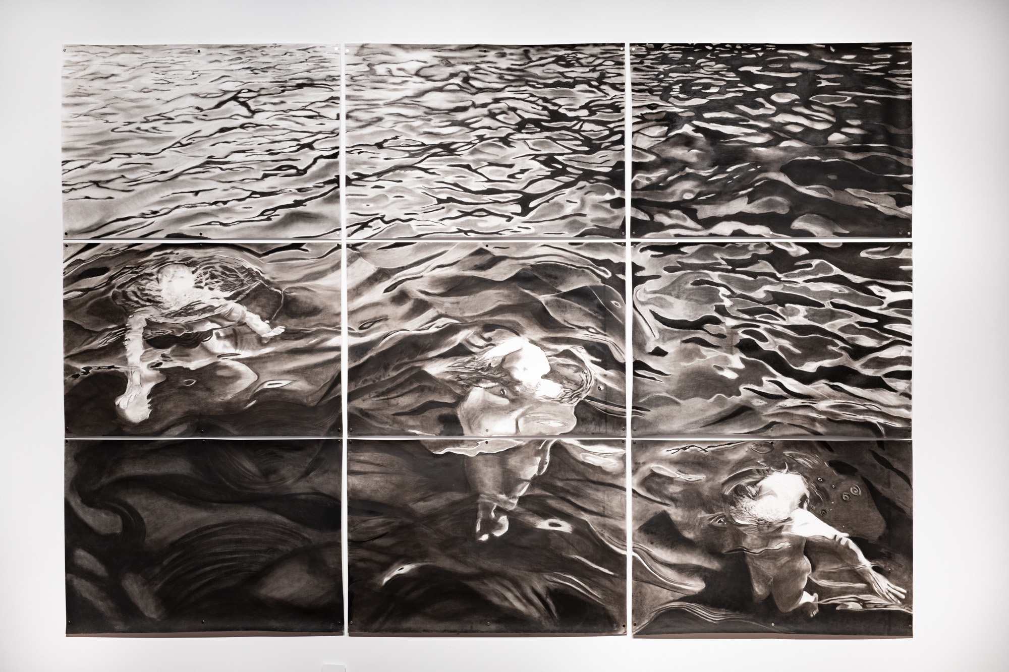 Diane Dubeau dessin grand format au fusain de trois baigneuses