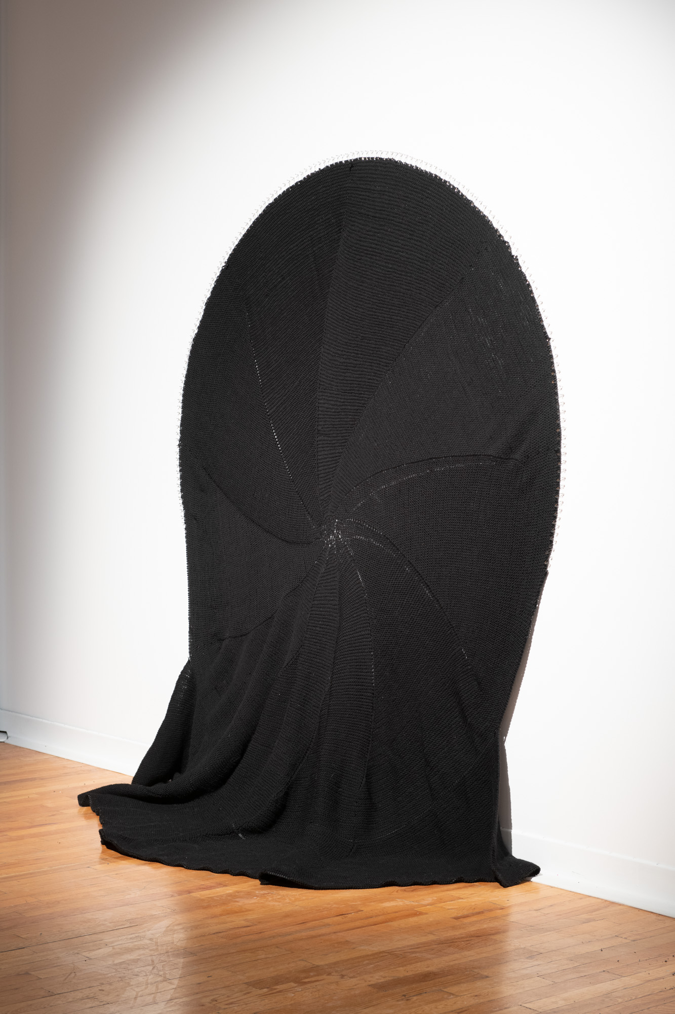 L'écheveau, tricot noir circulaire accroché au mur Diane Dubeau