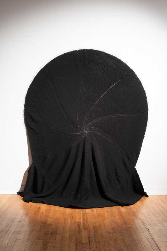 lecheveau tricot noir circulaire accroche au mur creation diane dubeau